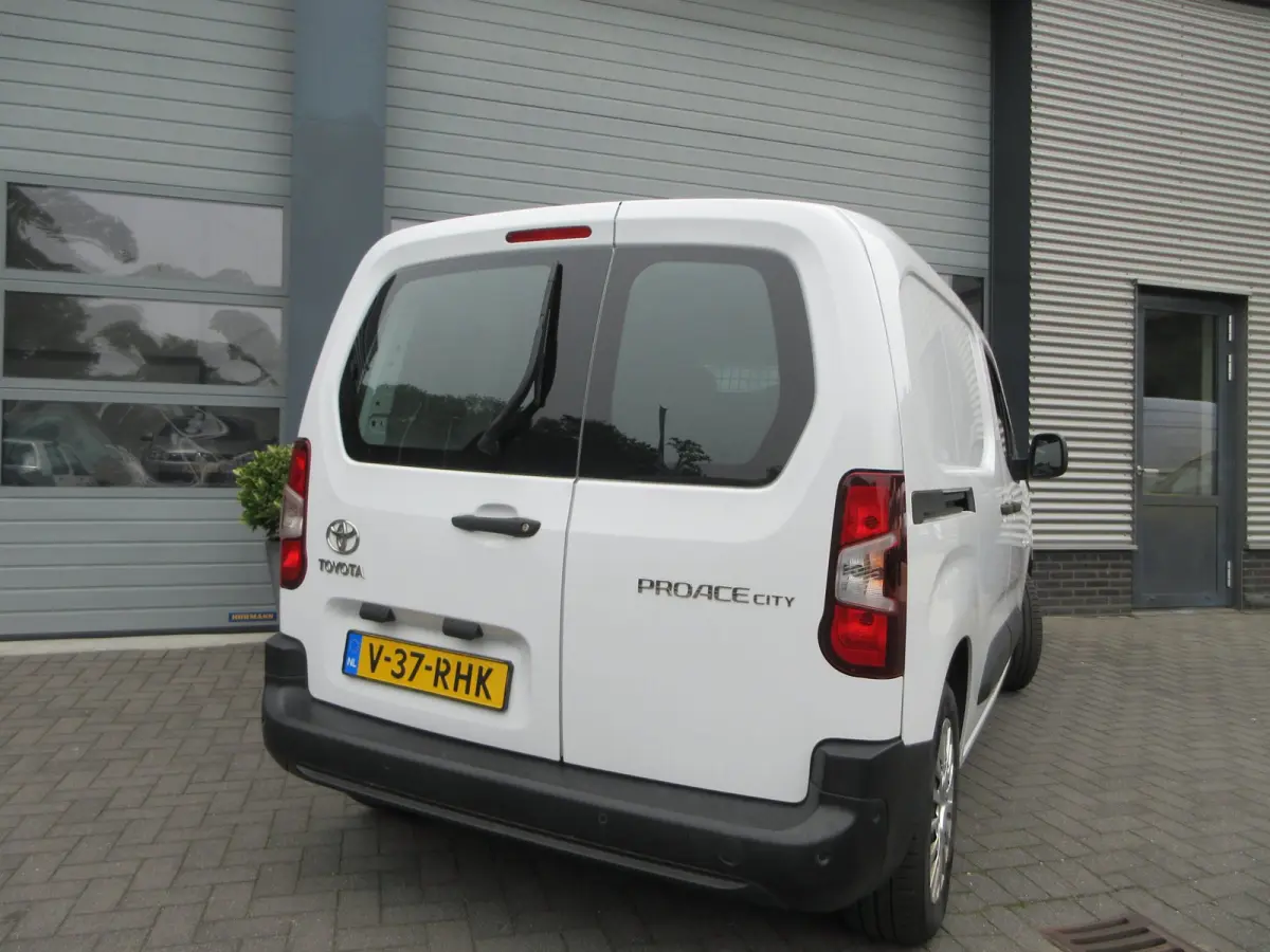 1.5 D-4D Live, 102pk, Euro 6, Airco, PDC, 3-Zits, Navigatie.
