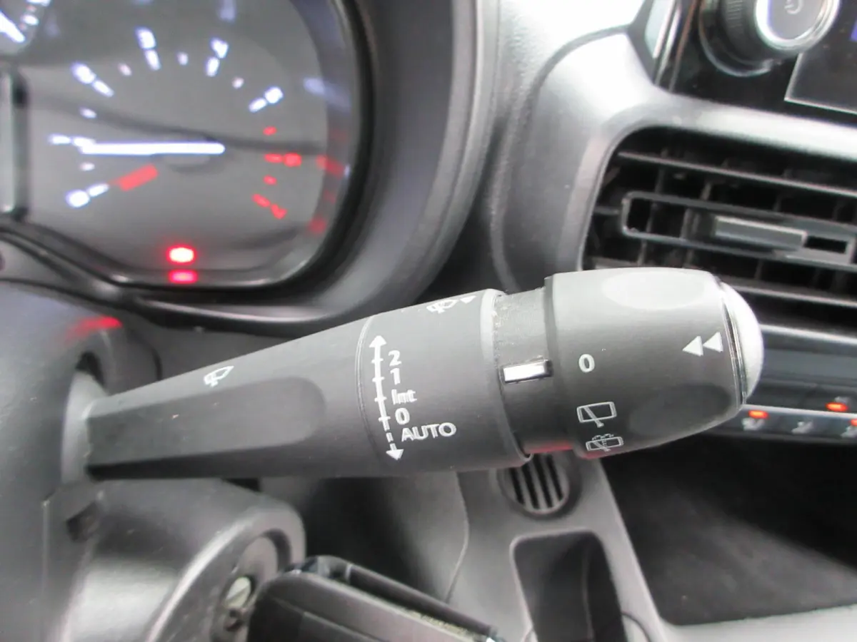 1.5 D-4D Live, 102pk, Euro 6, Airco, PDC, 3-Zits, Navigatie.