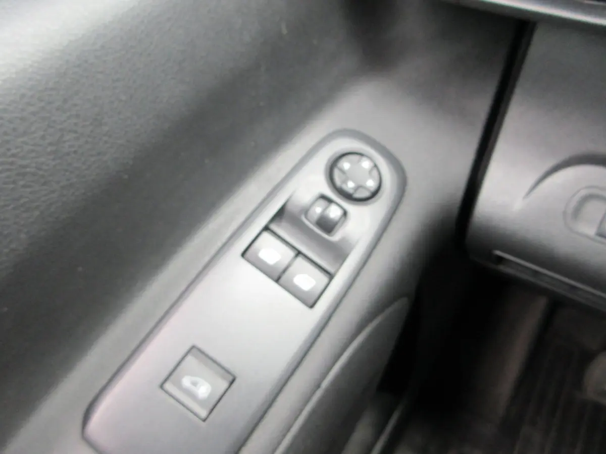 1.5 D-4D Live, 102pk, Euro 6, Airco, PDC, 3-Zits, Navigatie.