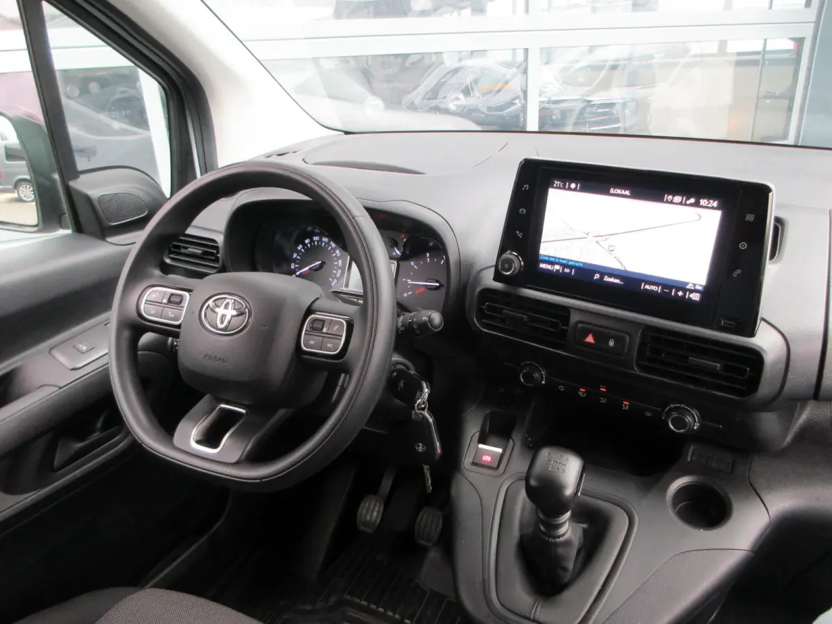 1.5 D-4D Live, 102pk, Euro 6, Airco, PDC, 3-Zits, Navigatie.
