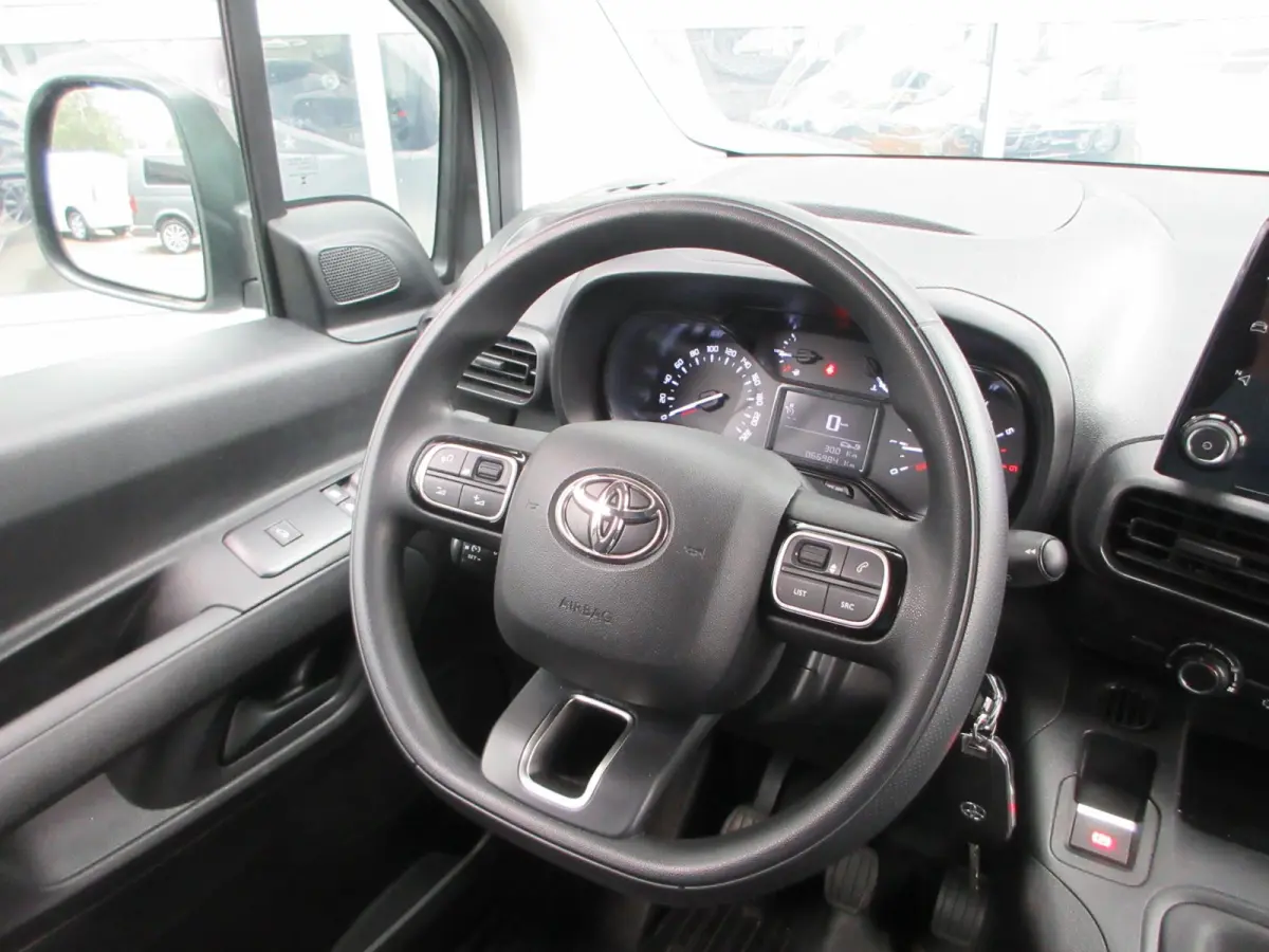 1.5 D-4D Live, 102pk, Euro 6, Airco, PDC, 3-Zits, Navigatie.