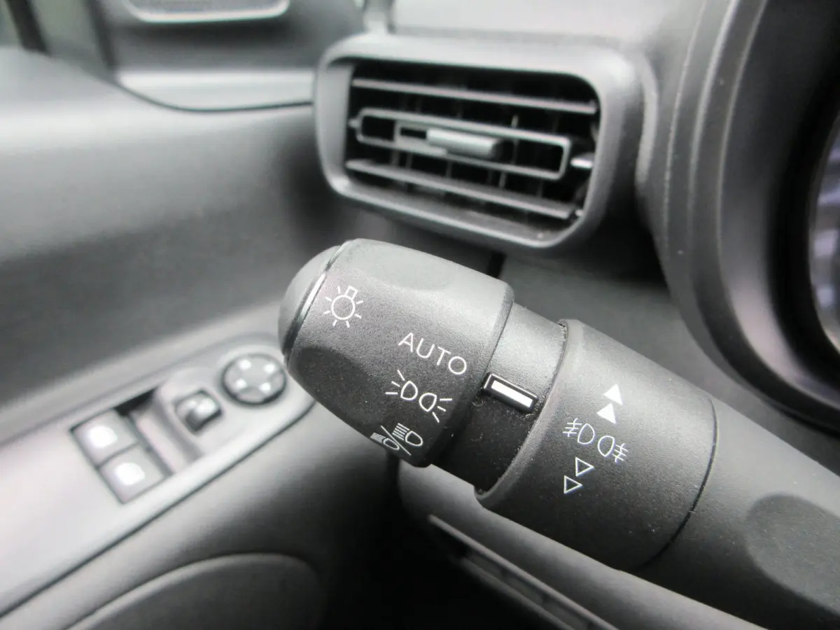 1.5 D-4D Live, 102pk, Euro 6, Airco, PDC, 3-Zits, Navigatie.