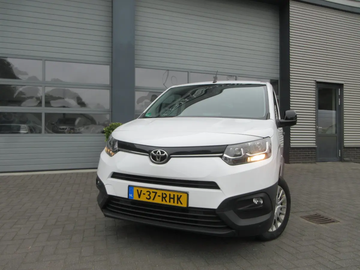 1.5 D-4D Live, 102pk, Euro 6, Airco, PDC, 3-Zits, Navigatie.