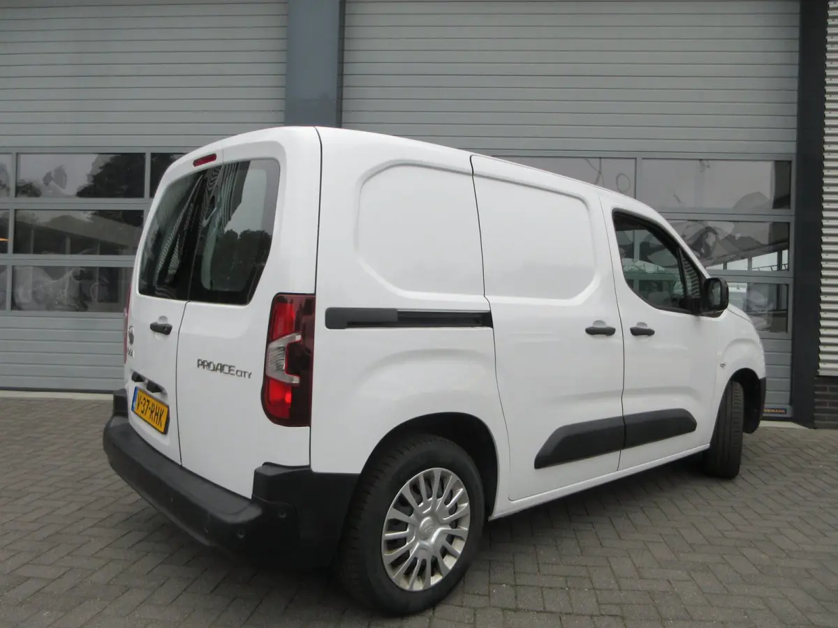 1.5 D-4D Live, 102pk, Euro 6, Airco, PDC, 3-Zits, Navigatie.