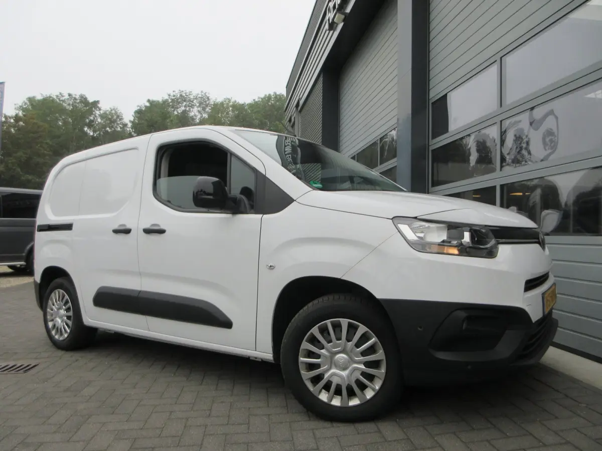 1.5 D-4D Live, 102pk, Euro 6, Airco, PDC, 3-Zits, Navigatie.