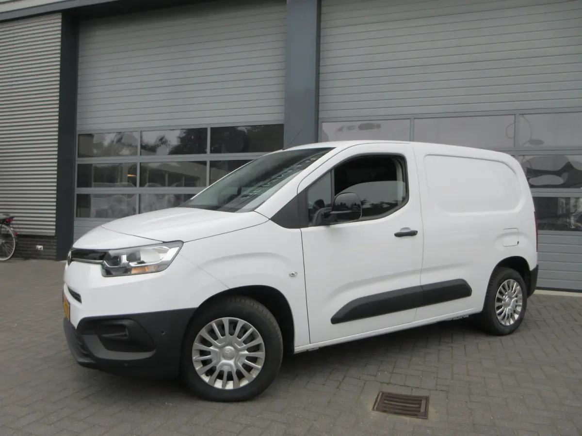 1.5 D-4D Live, 102pk, Euro 6, Airco, PDC, 3-Zits, Navigatie.