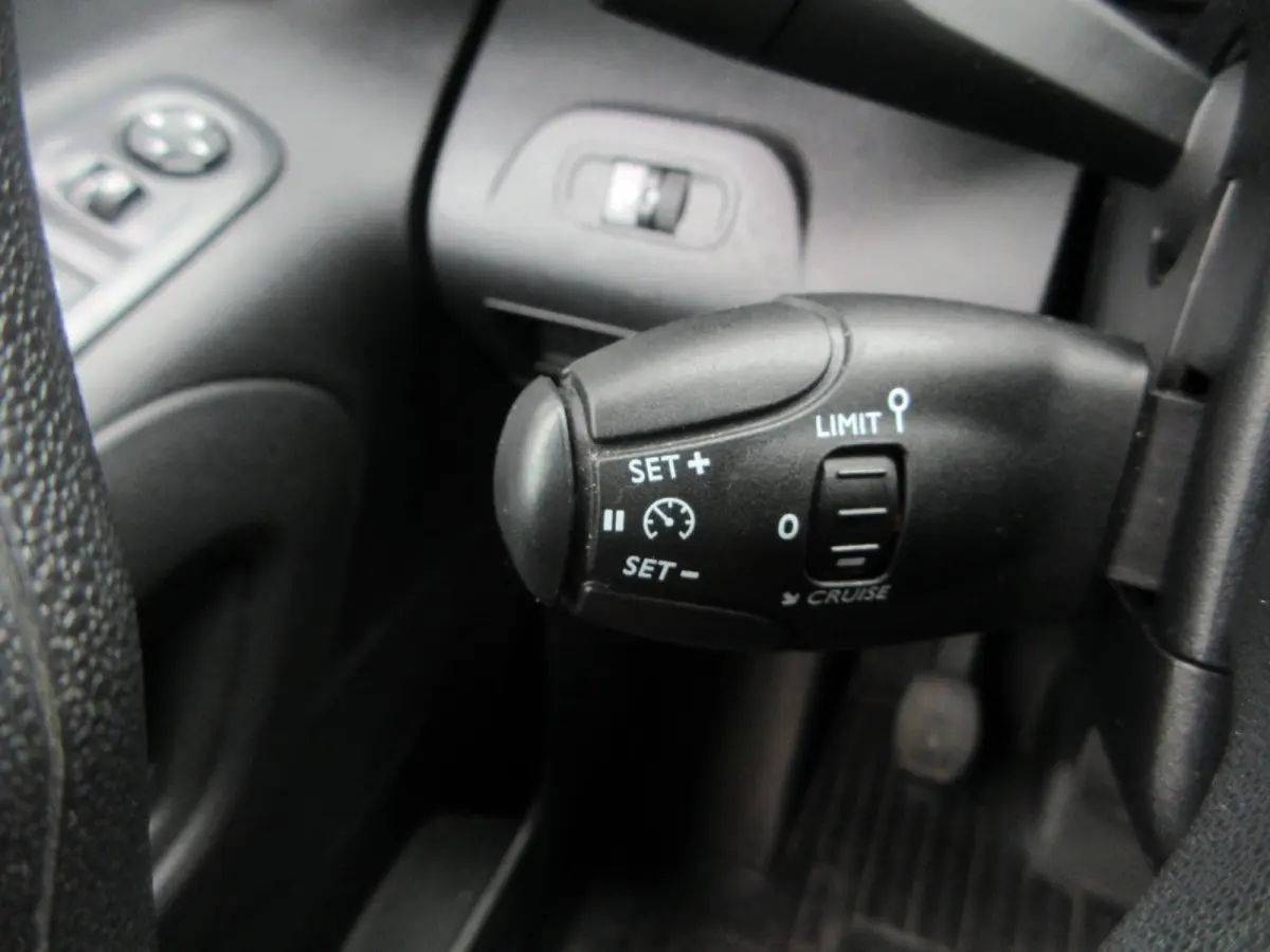 1.5 D-4D Live, 102pk, Euro 6, Airco, PDC, 3-Zits, Navigatie.