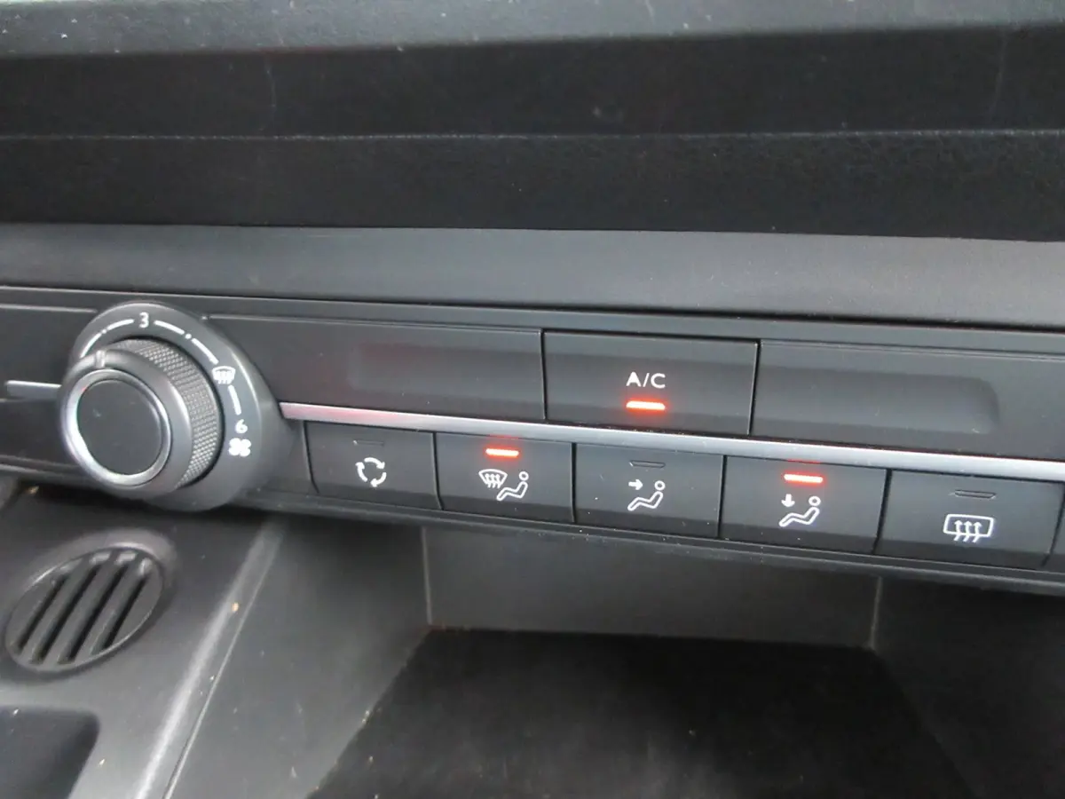 1.5 D-4D Live, 102pk, Euro 6, Airco, PDC, 3-Zits, Navigatie.