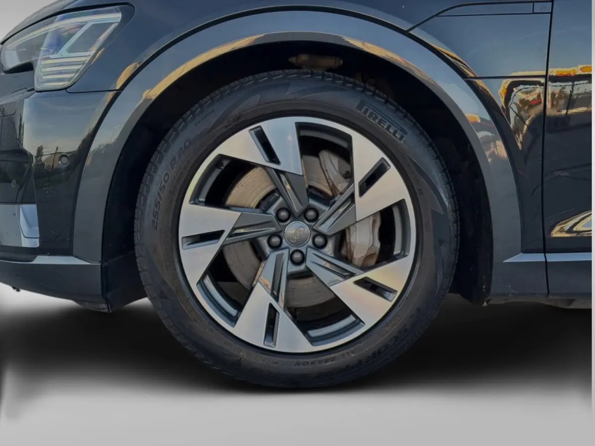 E-tron 55 quattro 95 kWh (Goed OndH, Panorama, Carplay, Trekhaak, Lane Assist, StoelV, Camera, Addapt Cruise, Etc)