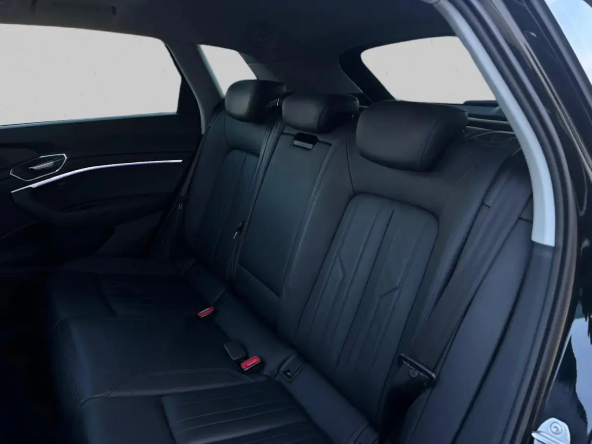 E-tron 55 quattro 95 kWh (Goed OndH, Panorama, Carplay, Trekhaak, Lane Assist, StoelV, Camera, Addapt Cruise, Etc)