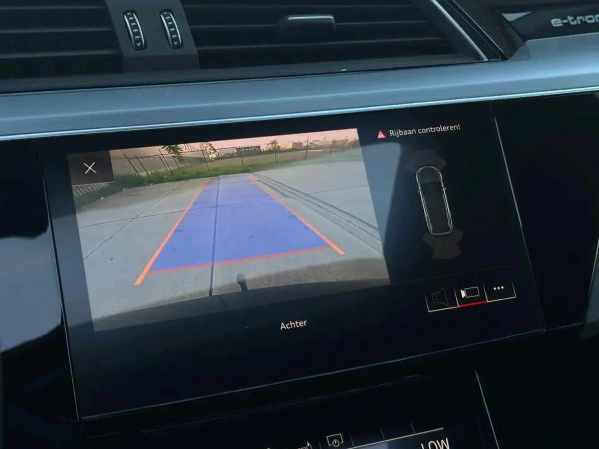 E-tron 55 quattro 95 kWh (Goed OndH, Panorama, Carplay, Trekhaak, Lane Assist, StoelV, Camera, Addapt Cruise, Etc)
