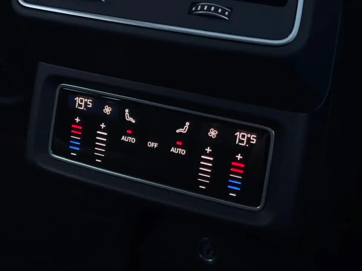 E-tron 55 quattro 95 kWh (Goed OndH, Panorama, Carplay, Trekhaak, Lane Assist, StoelV, Camera, Addapt Cruise, Etc)