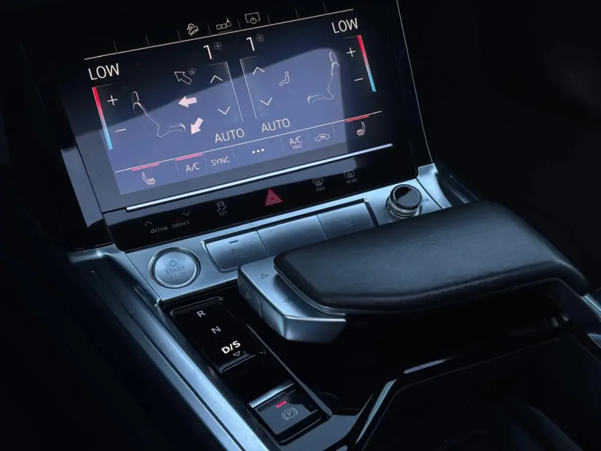 E-tron 55 quattro 95 kWh (Goed OndH, Panorama, Carplay, Trekhaak, Lane Assist, StoelV, Camera, Addapt Cruise, Etc)