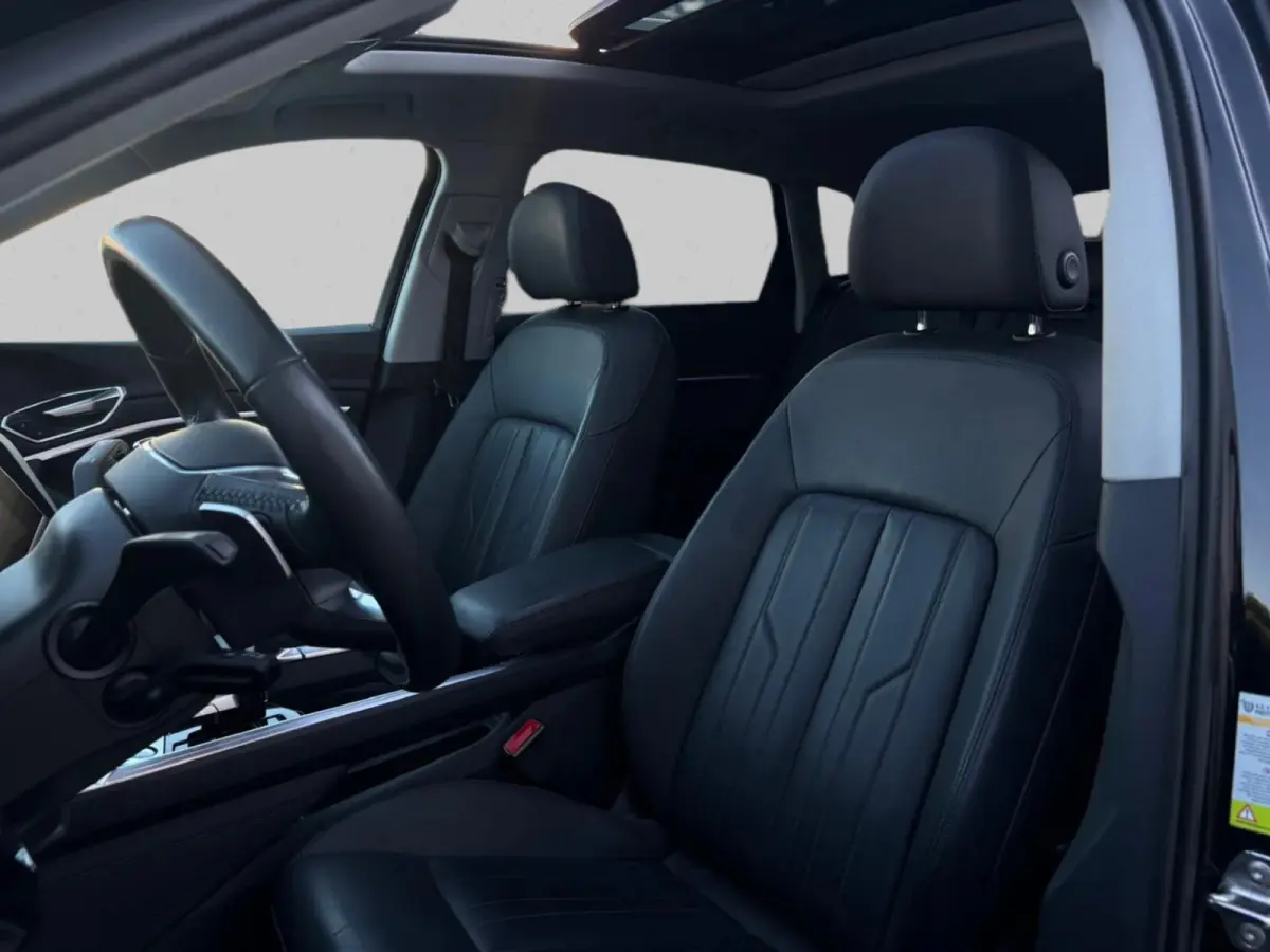 E-tron 55 quattro 95 kWh (Goed OndH, Panorama, Carplay, Trekhaak, Lane Assist, StoelV, Camera, Addapt Cruise, Etc)