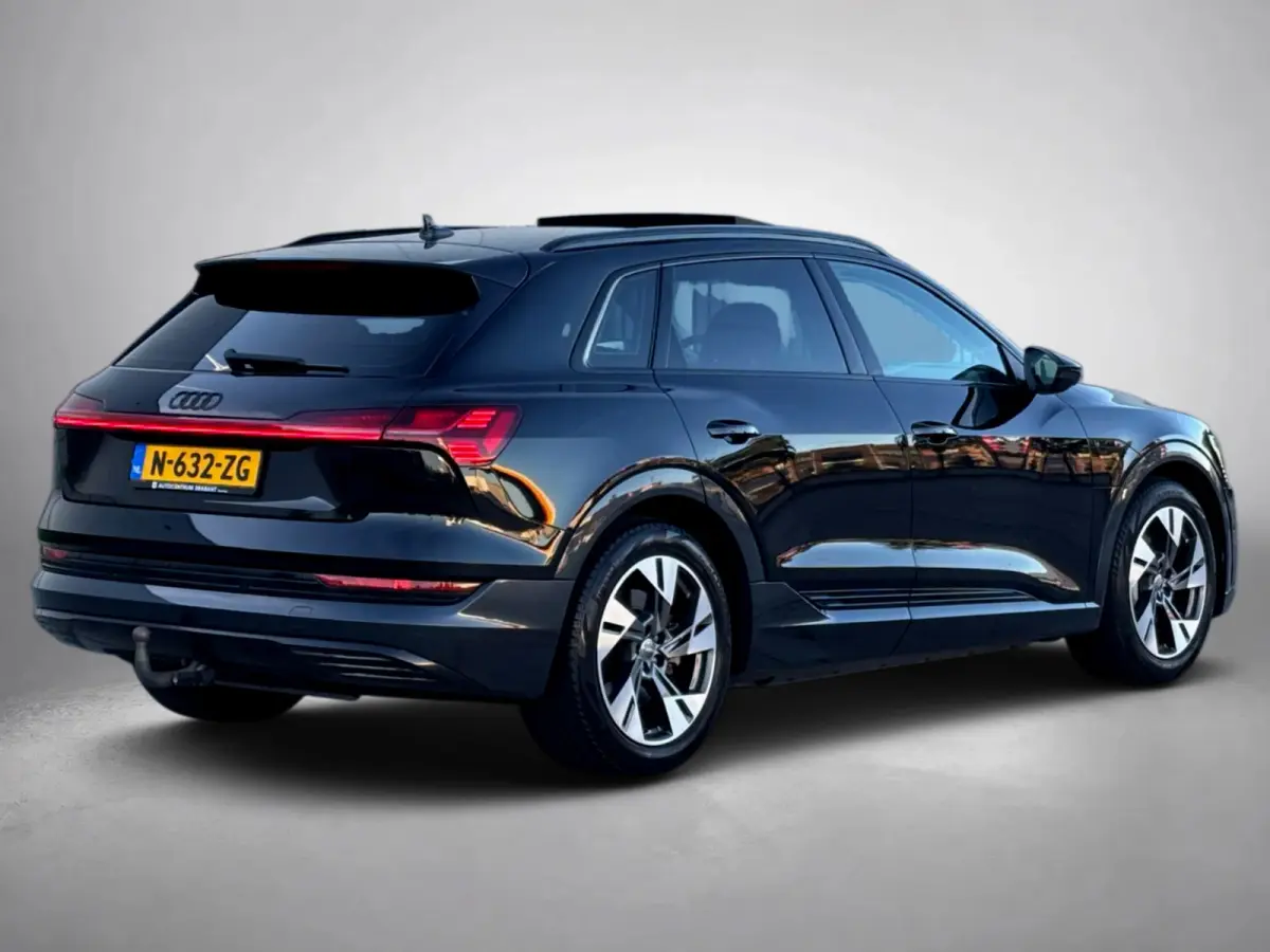 E-tron 55 quattro 95 kWh (Goed OndH, Panorama, Carplay, Trekhaak, Lane Assist, StoelV, Camera, Addapt Cruise, Etc)