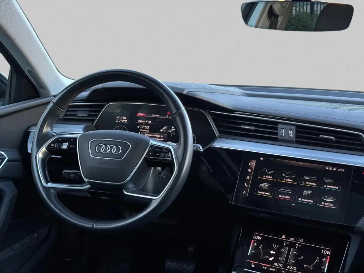 E-tron 55 quattro 95 kWh (Goed OndH, Panorama, Carplay, Trekhaak, Lane Assist, StoelV, Camera, Addapt Cruise, Etc)