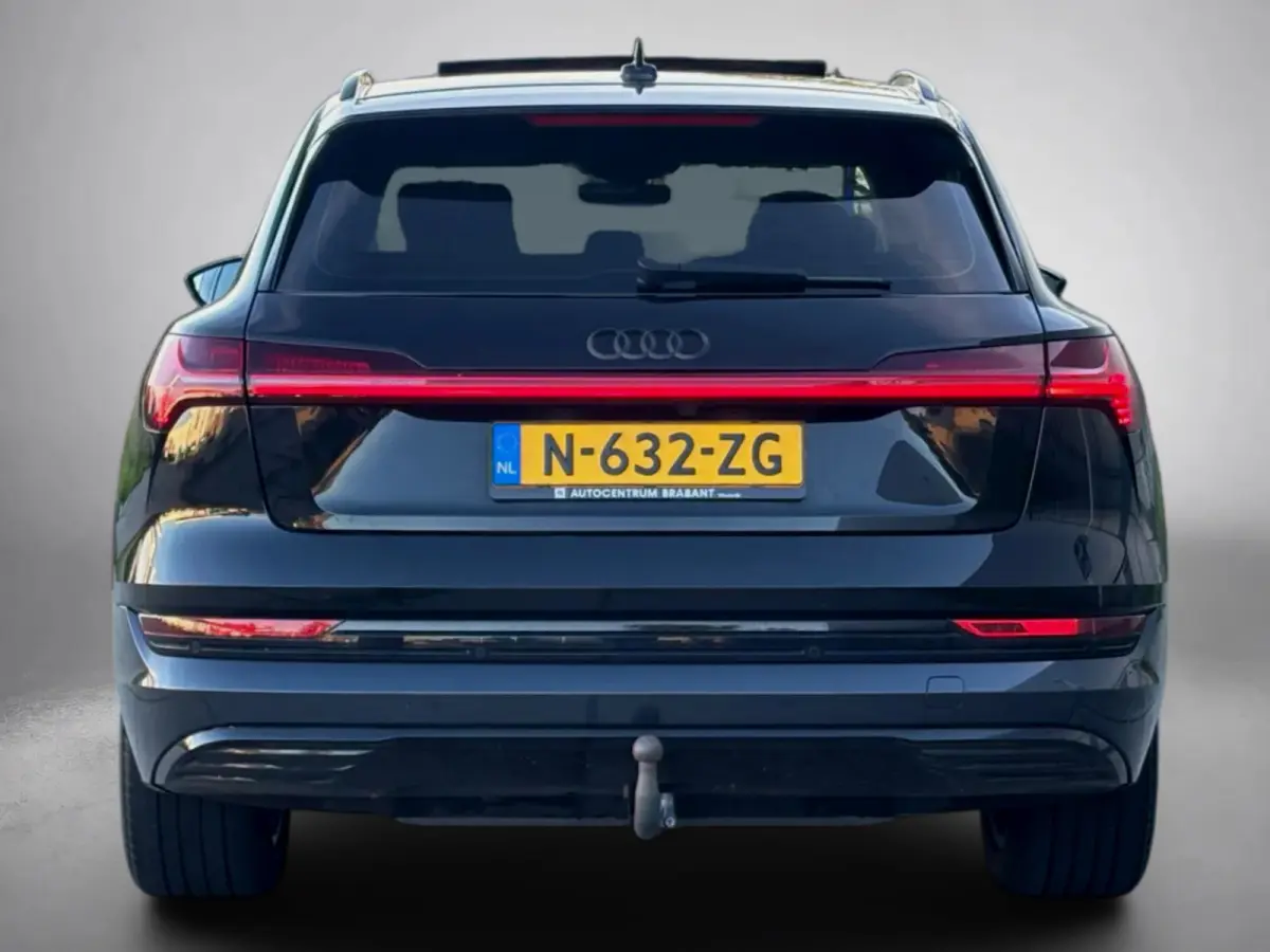 E-tron 55 quattro 95 kWh (Goed OndH, Panorama, Carplay, Trekhaak, Lane Assist, StoelV, Camera, Addapt Cruise, Etc)