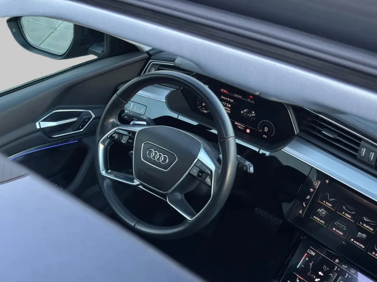 E-tron 55 quattro 95 kWh (Goed OndH, Panorama, Carplay, Trekhaak, Lane Assist, StoelV, Camera, Addapt Cruise, Etc)