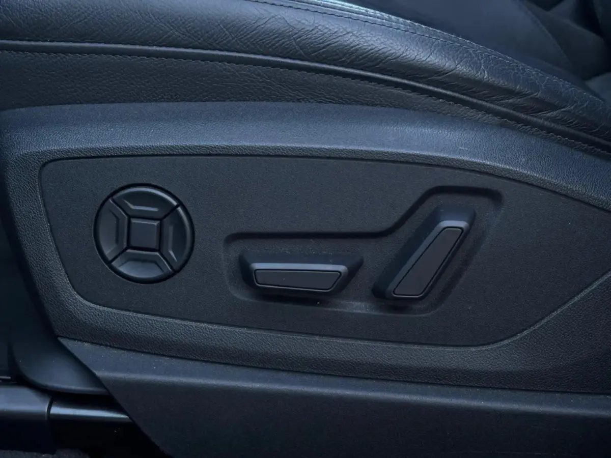 E-tron 55 quattro 95 kWh (Goed OndH, Panorama, Carplay, Trekhaak, Lane Assist, StoelV, Camera, Addapt Cruise, Etc)