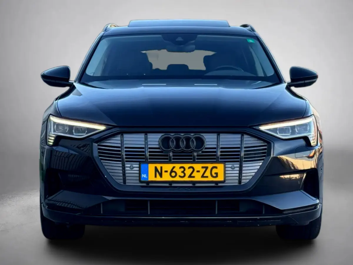E-tron 55 quattro 95 kWh (Goed OndH, Panorama, Carplay, Trekhaak, Lane Assist, StoelV, Camera, Addapt Cruise, Etc)
