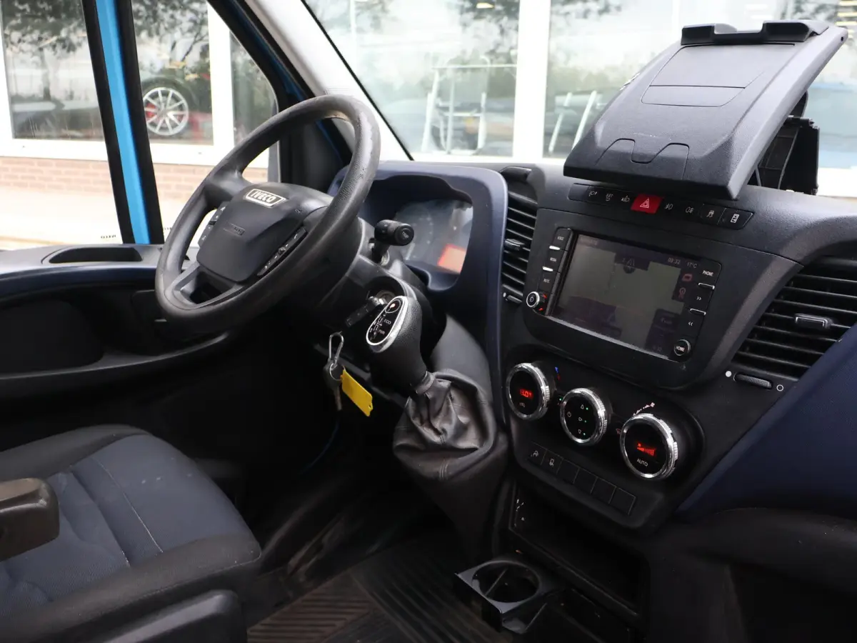 35C18V 3.0 180 PK AUT8 6-PERS DUBBEL CABINE EURO 6 | 3500 KG TREKHAAK | CAMERA | CRUISE | CLIMATE CONTROL | NAVIGATIE