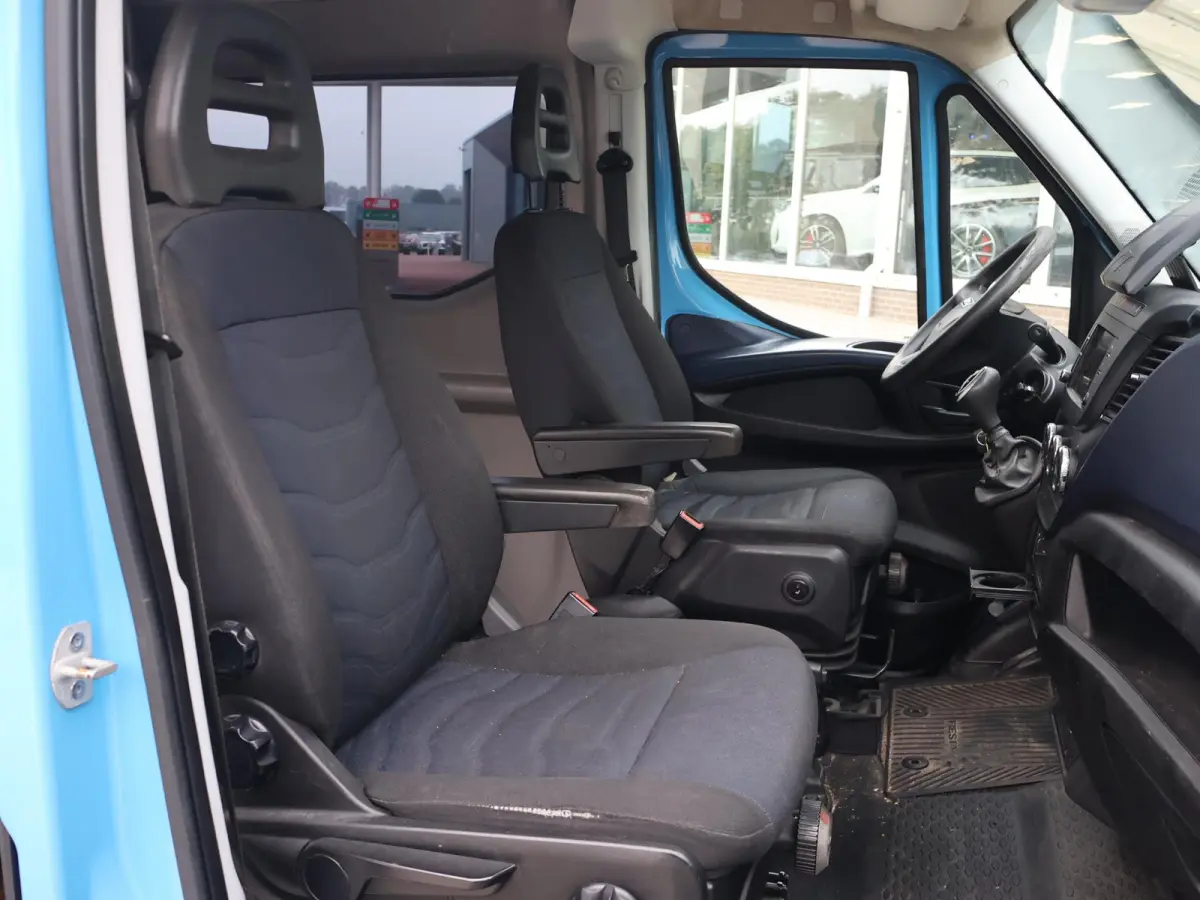 35C18V 3.0 180 PK AUT8 6-PERS DUBBEL CABINE EURO 6 | 3500 KG TREKHAAK | CAMERA | CRUISE | CLIMATE CONTROL | NAVIGATIE