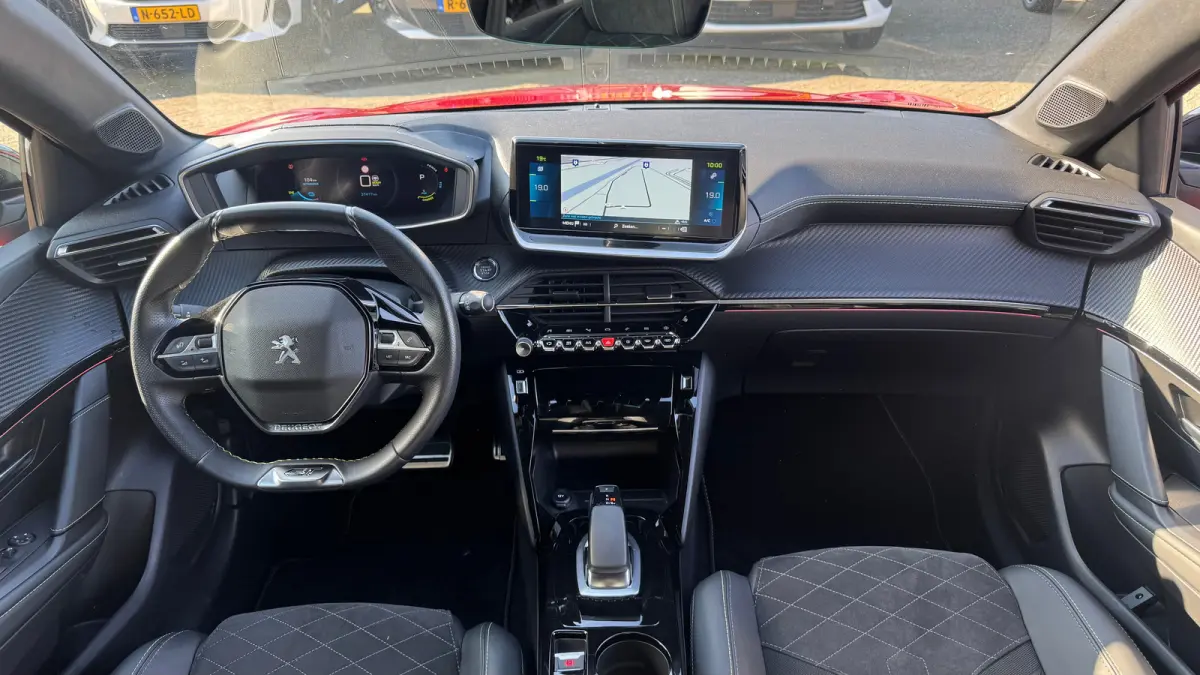 EV 136PK GT PACK AUTOMAAT / SOH 93% / NAVI / LEDER / CLIMA / PDC / 17" LMV / CAMERA / ALCANTARA / PANO. DAK / KEYLESS / I-COCKPIT / FULL-LED / 1E EIGENAAR !!