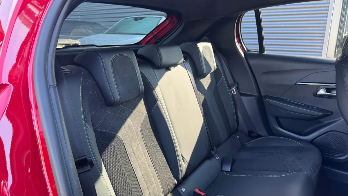 EV 136PK GT PACK AUTOMAAT / SOH 93% / NAVI / LEDER / CLIMA / PDC / 17" LMV / CAMERA / ALCANTARA / PANO. DAK / KEYLESS / I-COCKPIT / FULL-LED / 1E EIGENAAR !!