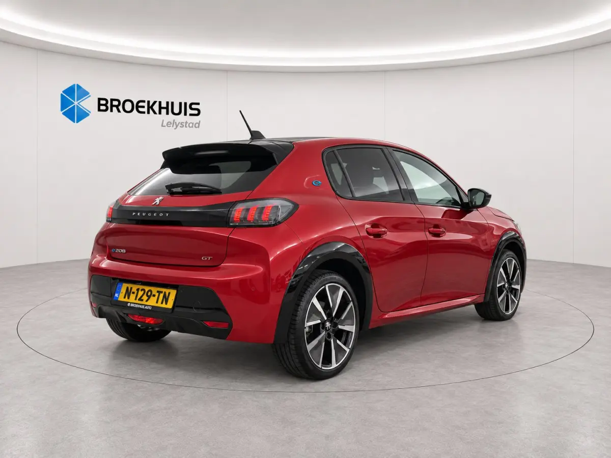 EV 136PK GT PACK AUTOMAAT / SOH 93% / NAVI / LEDER / CLIMA / PDC / 17" LMV / CAMERA / ALCANTARA / PANO. DAK / KEYLESS / I-COCKPIT / FULL-LED / 1E EIGENAAR !!