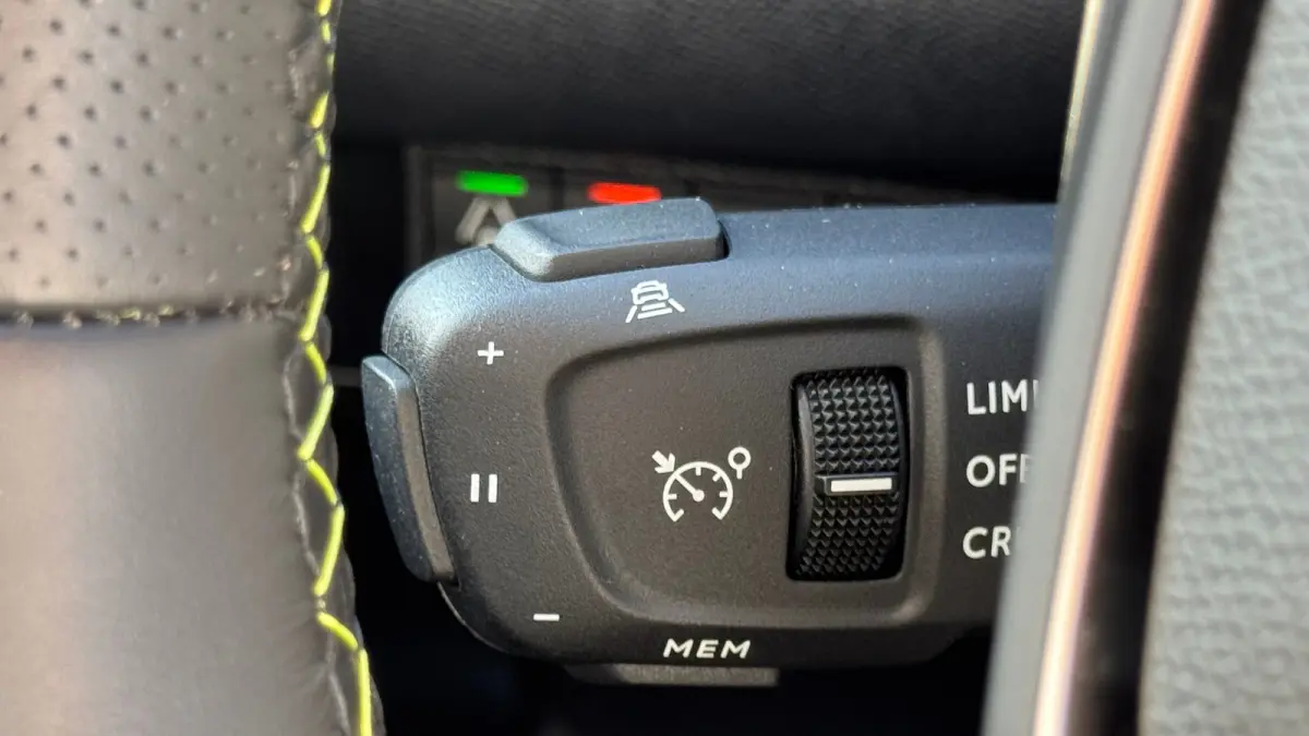 EV 136PK GT PACK AUTOMAAT / SOH 93% / NAVI / LEDER / CLIMA / PDC / 17" LMV / CAMERA / ALCANTARA / PANO. DAK / KEYLESS / I-COCKPIT / FULL-LED / 1E EIGENAAR !!