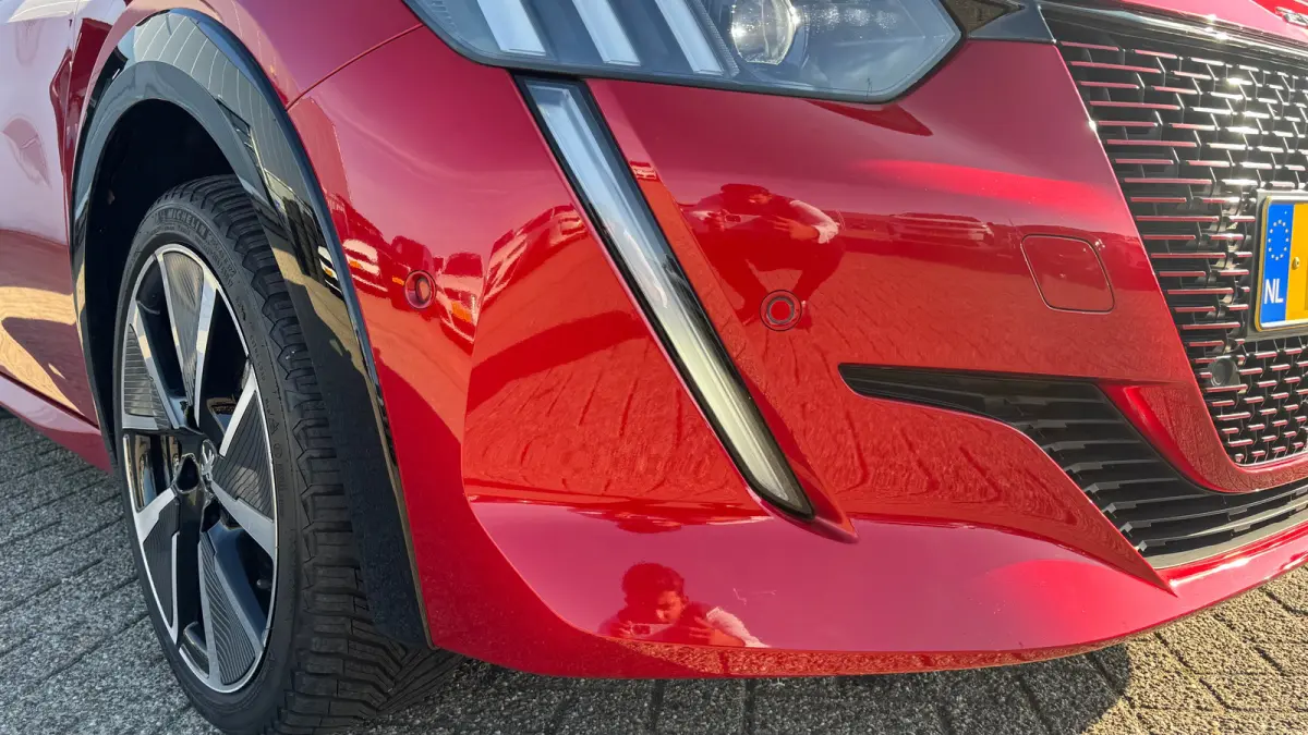 EV 136PK GT PACK AUTOMAAT / SOH 93% / NAVI / LEDER / CLIMA / PDC / 17" LMV / CAMERA / ALCANTARA / PANO. DAK / KEYLESS / I-COCKPIT / FULL-LED / 1E EIGENAAR !!