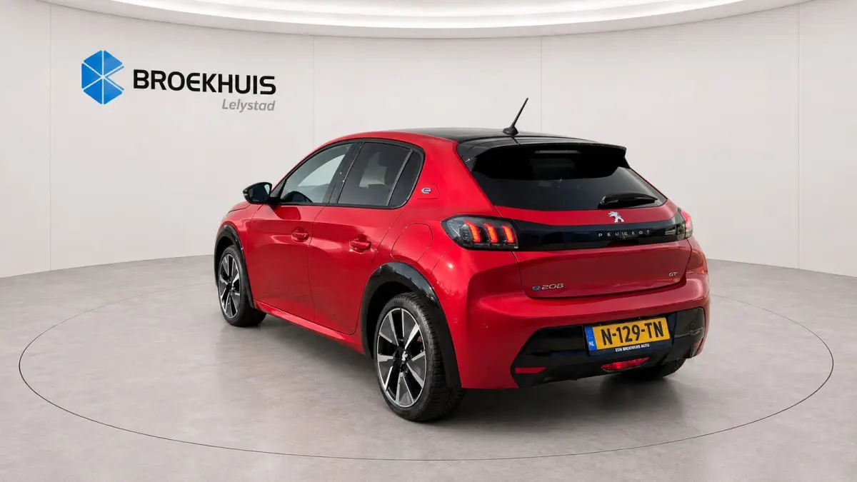 EV 136PK GT PACK AUTOMAAT / SOH 93% / NAVI / LEDER / CLIMA / PDC / 17" LMV / CAMERA / ALCANTARA / PANO. DAK / KEYLESS / I-COCKPIT / FULL-LED / 1E EIGENAAR !!