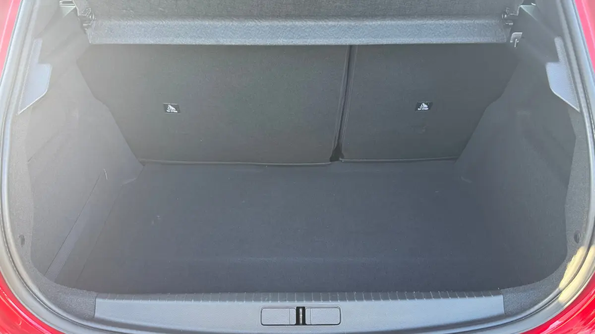 EV 136PK GT PACK AUTOMAAT / SOH 93% / NAVI / LEDER / CLIMA / PDC / 17" LMV / CAMERA / ALCANTARA / PANO. DAK / KEYLESS / I-COCKPIT / FULL-LED / 1E EIGENAAR !!
