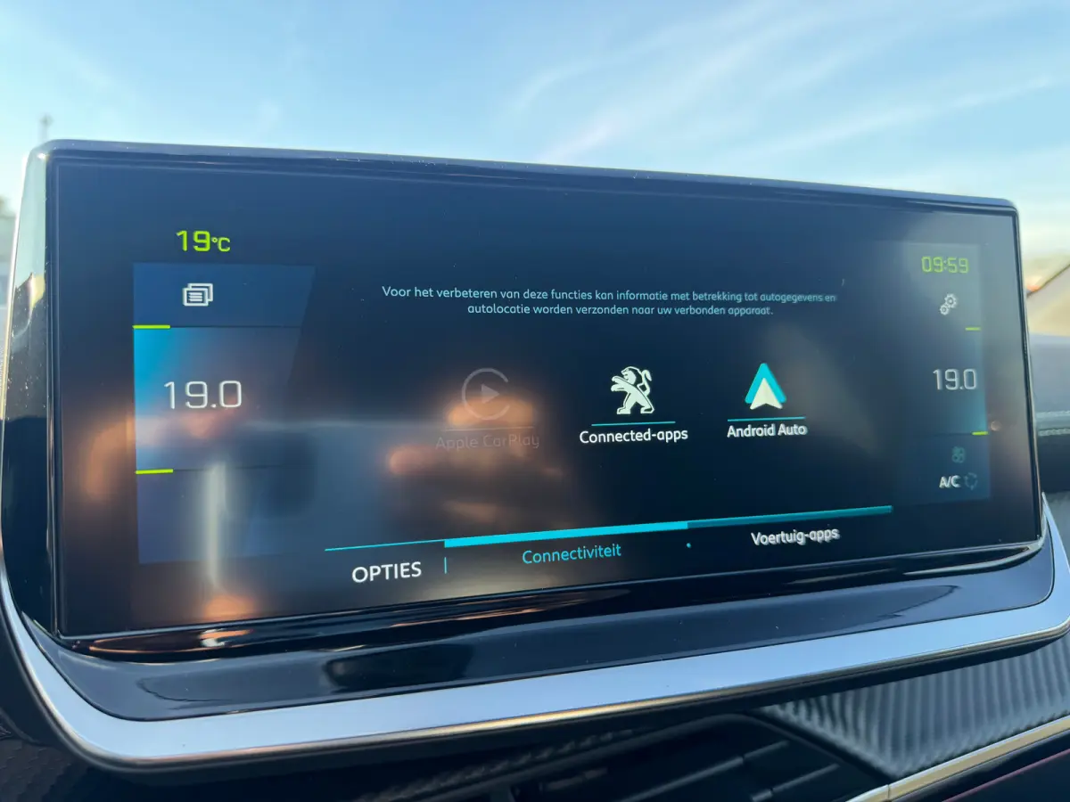 EV 136PK GT PACK AUTOMAAT / SOH 93% / NAVI / LEDER / CLIMA / PDC / 17" LMV / CAMERA / ALCANTARA / PANO. DAK / KEYLESS / I-COCKPIT / FULL-LED / 1E EIGENAAR !!