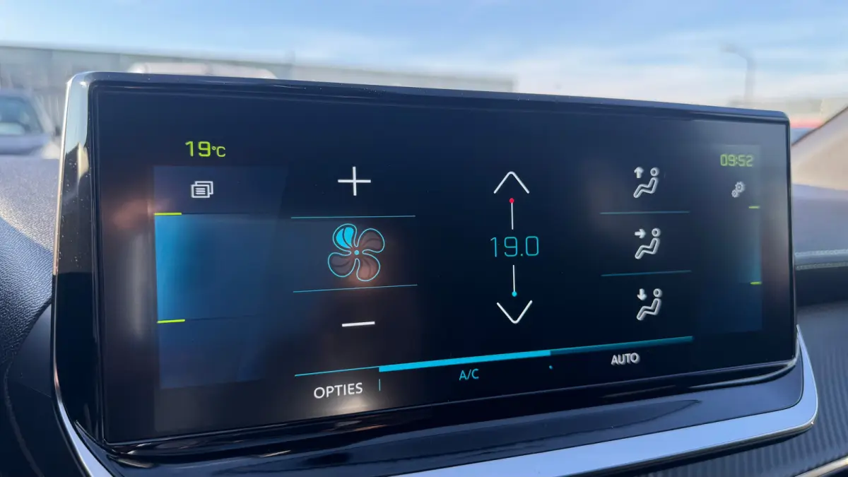 EV 136PK GT PACK AUTOMAAT / SOH 93% / NAVI / LEDER / CLIMA / PDC / 17" LMV / CAMERA / ALCANTARA / PANO. DAK / KEYLESS / I-COCKPIT / FULL-LED / 1E EIGENAAR !!
