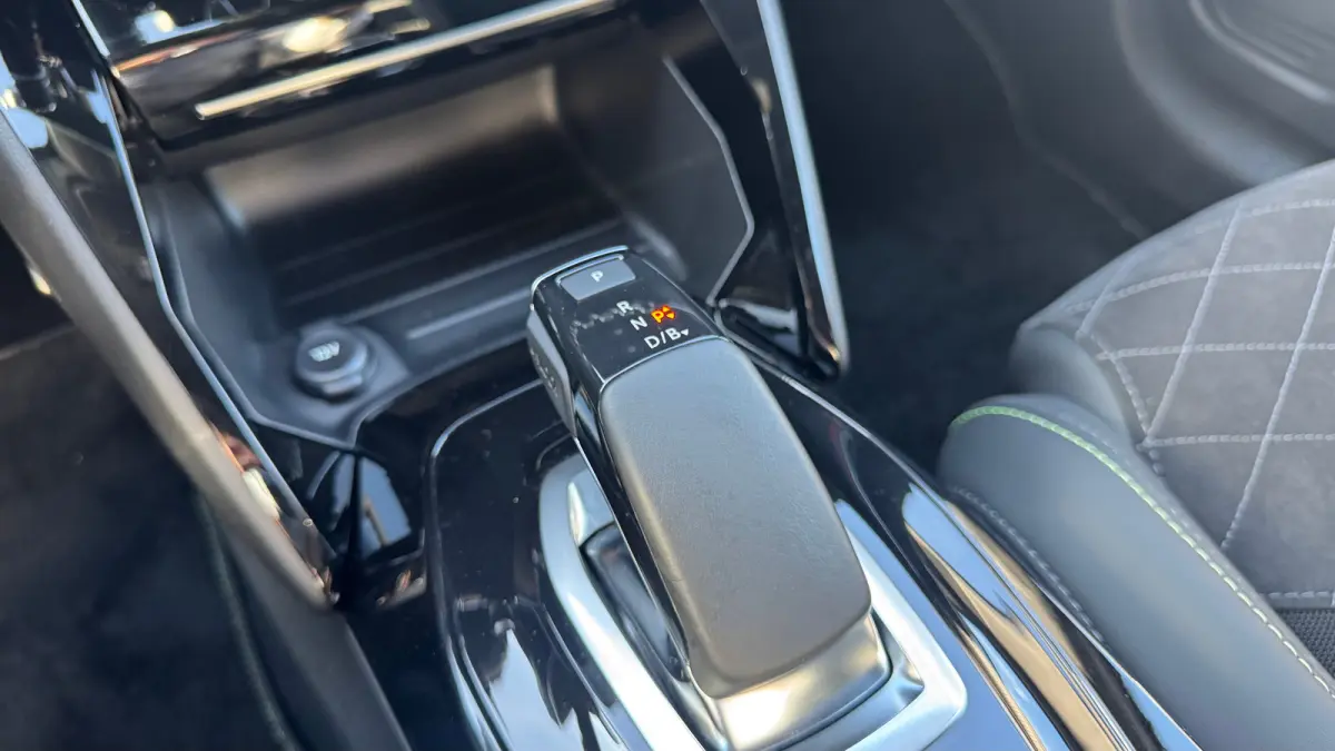 EV 136PK GT PACK AUTOMAAT / SOH 93% / NAVI / LEDER / CLIMA / PDC / 17" LMV / CAMERA / ALCANTARA / PANO. DAK / KEYLESS / I-COCKPIT / FULL-LED / 1E EIGENAAR !!