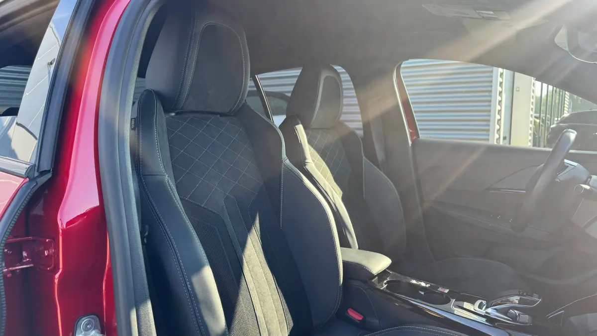 EV 136PK GT PACK AUTOMAAT / SOH 93% / NAVI / LEDER / CLIMA / PDC / 17" LMV / CAMERA / ALCANTARA / PANO. DAK / KEYLESS / I-COCKPIT / FULL-LED / 1E EIGENAAR !!