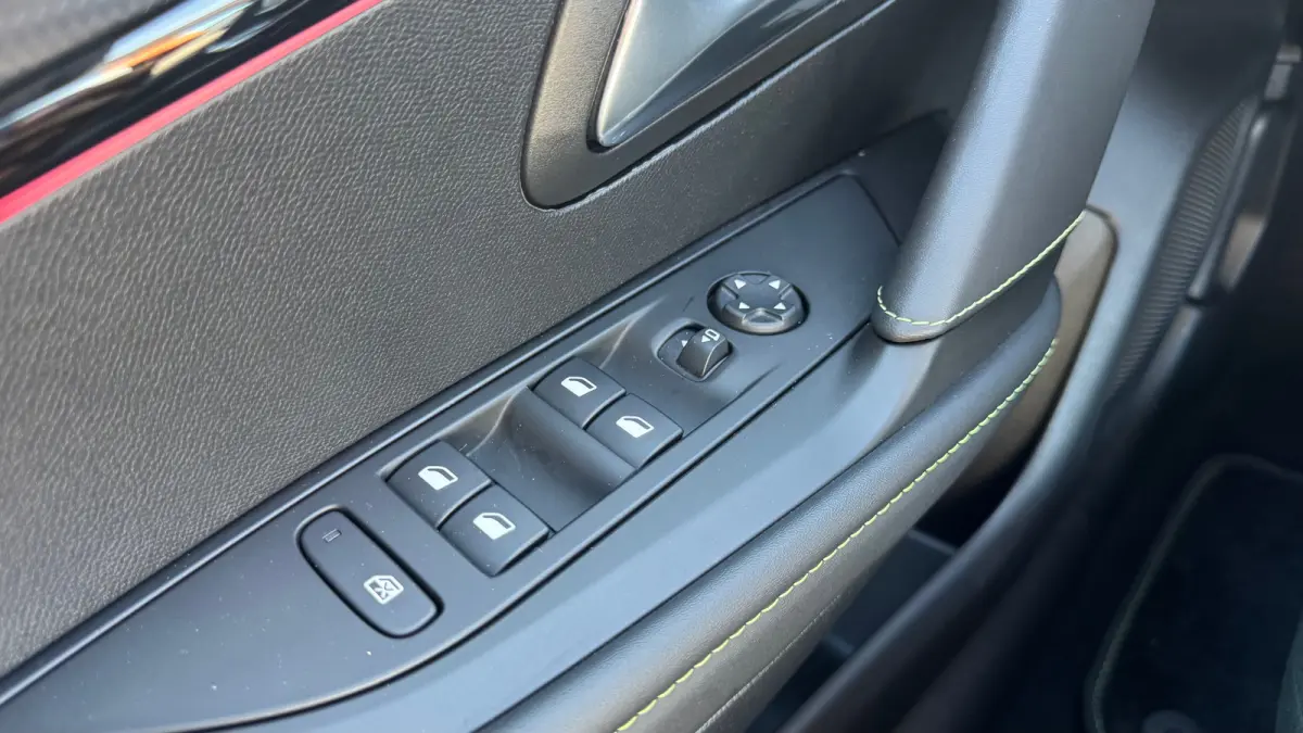 EV 136PK GT PACK AUTOMAAT / SOH 93% / NAVI / LEDER / CLIMA / PDC / 17" LMV / CAMERA / ALCANTARA / PANO. DAK / KEYLESS / I-COCKPIT / FULL-LED / 1E EIGENAAR !!
