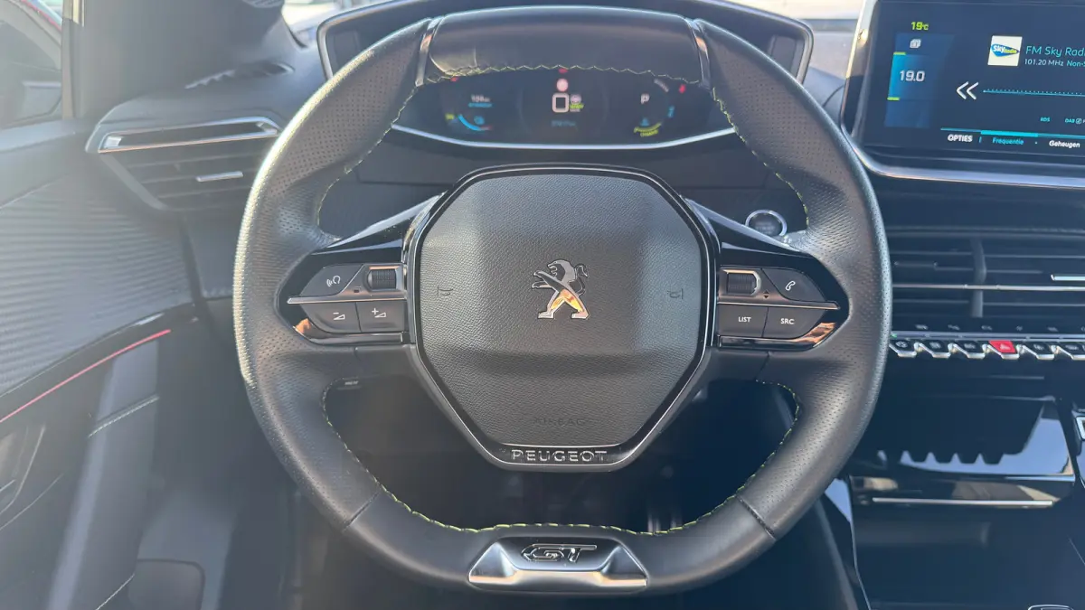 EV 136PK GT PACK AUTOMAAT / SOH 93% / NAVI / LEDER / CLIMA / PDC / 17" LMV / CAMERA / ALCANTARA / PANO. DAK / KEYLESS / I-COCKPIT / FULL-LED / 1E EIGENAAR !!