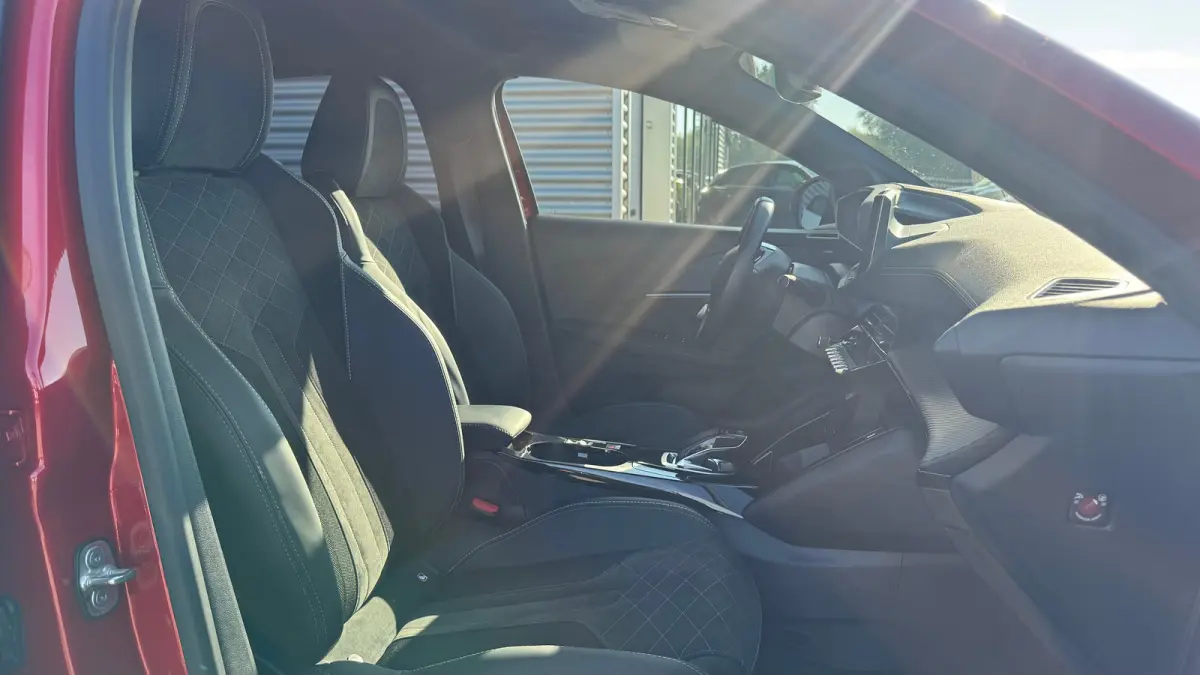 EV 136PK GT PACK AUTOMAAT / SOH 93% / NAVI / LEDER / CLIMA / PDC / 17" LMV / CAMERA / ALCANTARA / PANO. DAK / KEYLESS / I-COCKPIT / FULL-LED / 1E EIGENAAR !!
