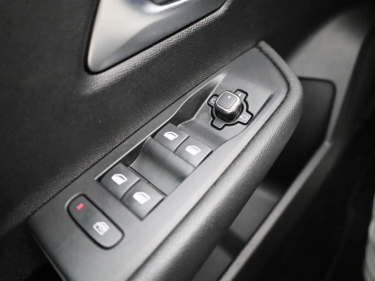 1.2 Business Edition | Apple Carplay / Android Auto | Lichtmetalen Velgen | Privacy Glass | Trekhaak Afneembaar |