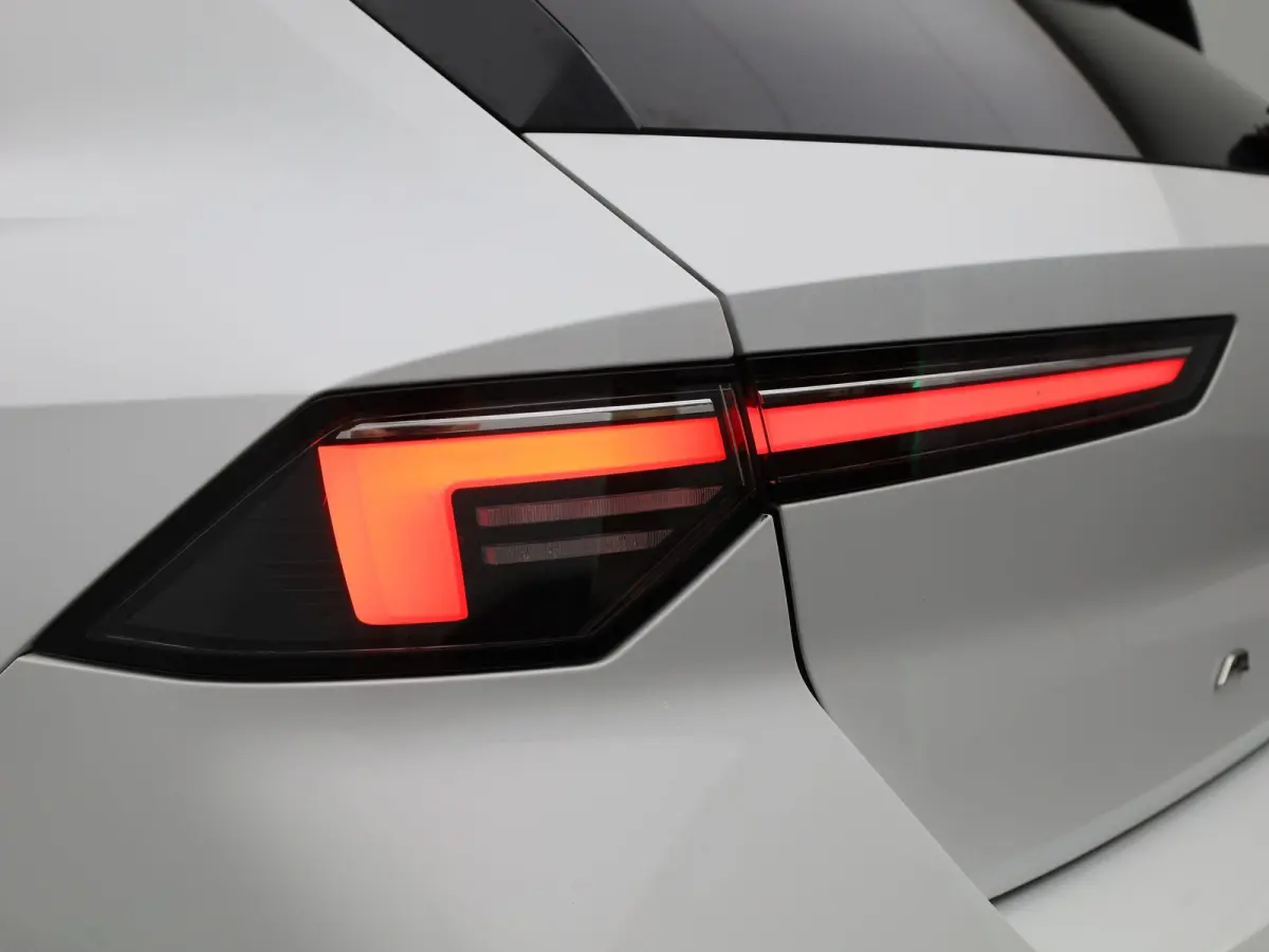 1.2 Business Edition | Apple Carplay / Android Auto | Lichtmetalen Velgen | Privacy Glass | Trekhaak Afneembaar |