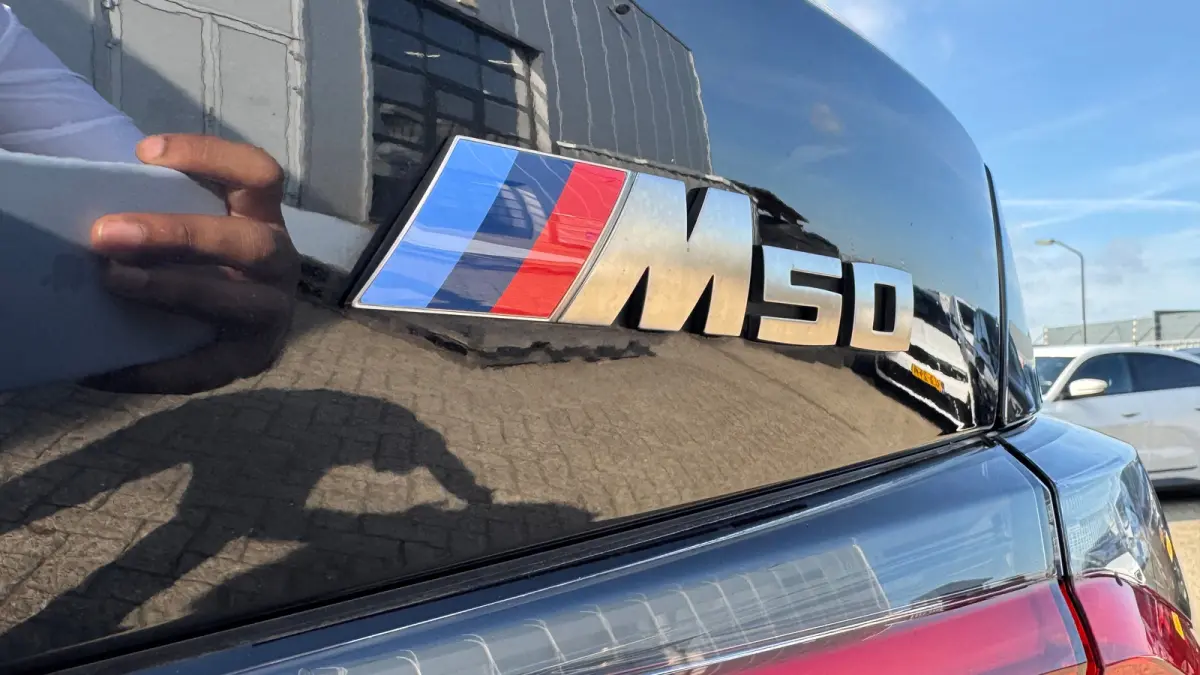 M50 84KWH 544PK HIGH EXECUTIVE M-SPORT SOH 92,96% / NAVI / LEDER / LASER-LED / CLIMA / PDC / 19" LMV / 360 CAMERA / APPLE CARPLAY / MEMORY SEATS / ELEKTR. TREKHAAK / KEYLESS / ADAP.T CRUISEC