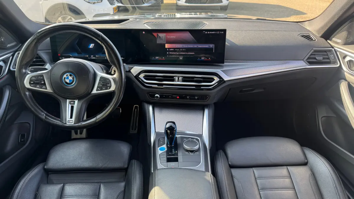 M50 84KWH 544PK HIGH EXECUTIVE M-SPORT SOH 92,96% / NAVI / LEDER / LASER-LED / CLIMA / PDC / 19" LMV / 360 CAMERA / APPLE CARPLAY / MEMORY SEATS / ELEKTR. TREKHAAK / KEYLESS / ADAP.T CRUISEC