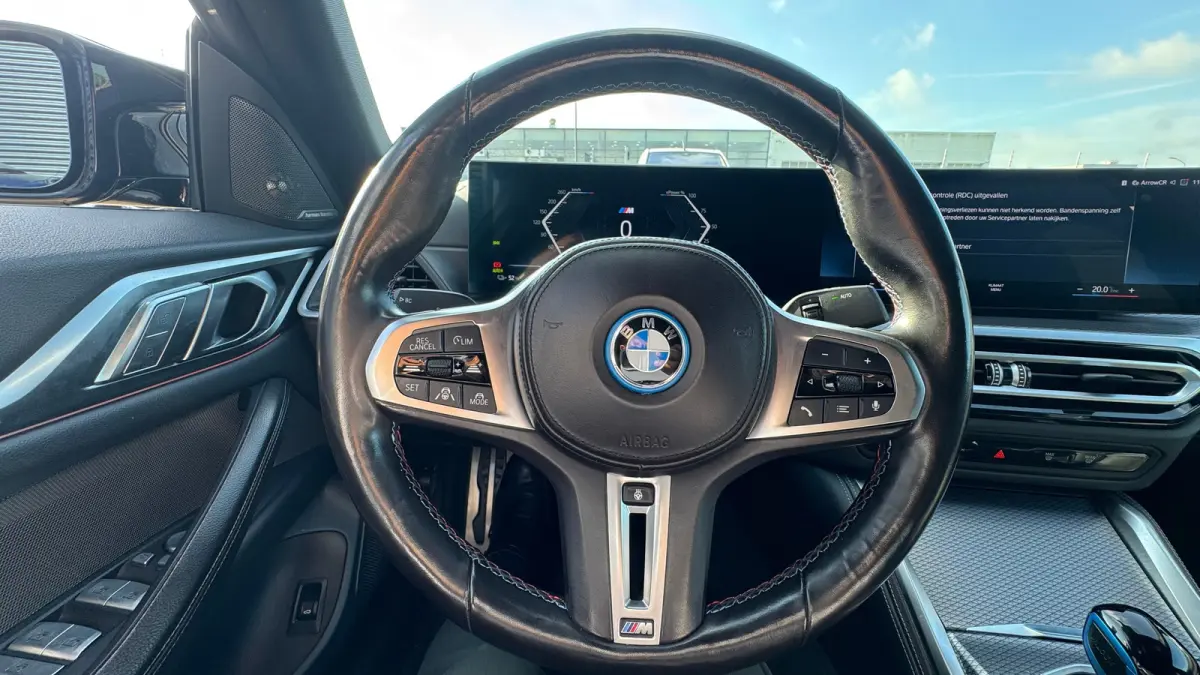 M50 84KWH 544PK HIGH EXECUTIVE M-SPORT SOH 92,96% / NAVI / LEDER / LASER-LED / CLIMA / PDC / 19" LMV / 360 CAMERA / APPLE CARPLAY / MEMORY SEATS / ELEKTR. TREKHAAK / KEYLESS / ADAP.T CRUISEC