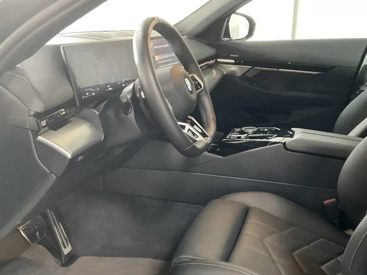 540d xDrive M-SPORT Pro ** LED, PANORAMA, LEDER, 20-inch LMV, ICONIC GLOW, TREKH ** Ex BMW - € 42.900 onder NP ** ** INFORMEER OOK NAAR ONZE AANTREKKELIJKE FINANCIAL-LEASE TARIEVEN **