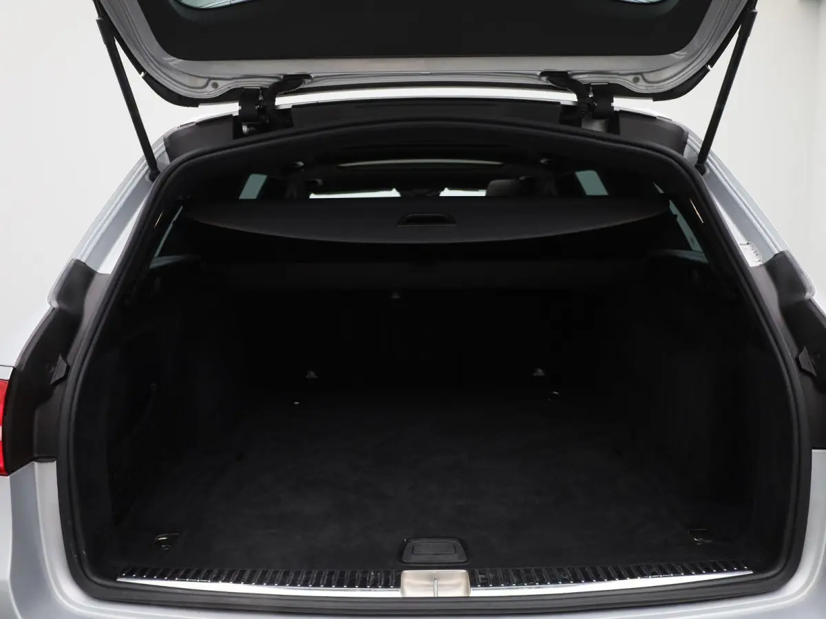 200 Business Solution Sport | Panoramadak | Apple Carplay / Android Auto | Sfeerverlichting | 360 Camera | Trekhaak | Parkeersensoren |