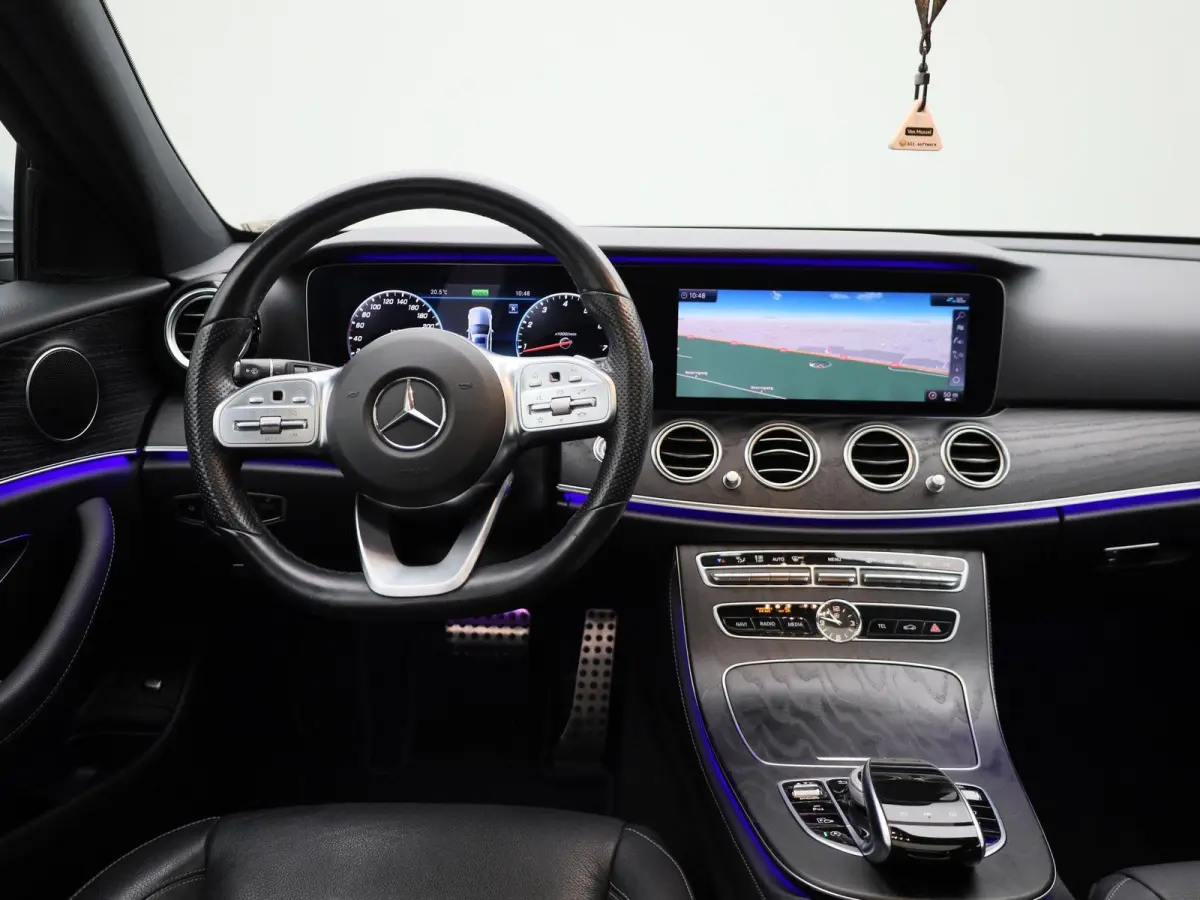 200 Business Solution Sport | Panoramadak | Apple Carplay / Android Auto | Sfeerverlichting | 360 Camera | Trekhaak | Parkeersensoren |