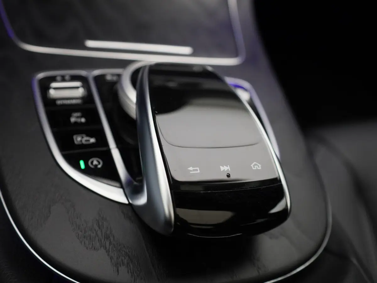 200 Business Solution Sport | Panoramadak | Apple Carplay / Android Auto | Sfeerverlichting | 360 Camera | Trekhaak | Parkeersensoren |