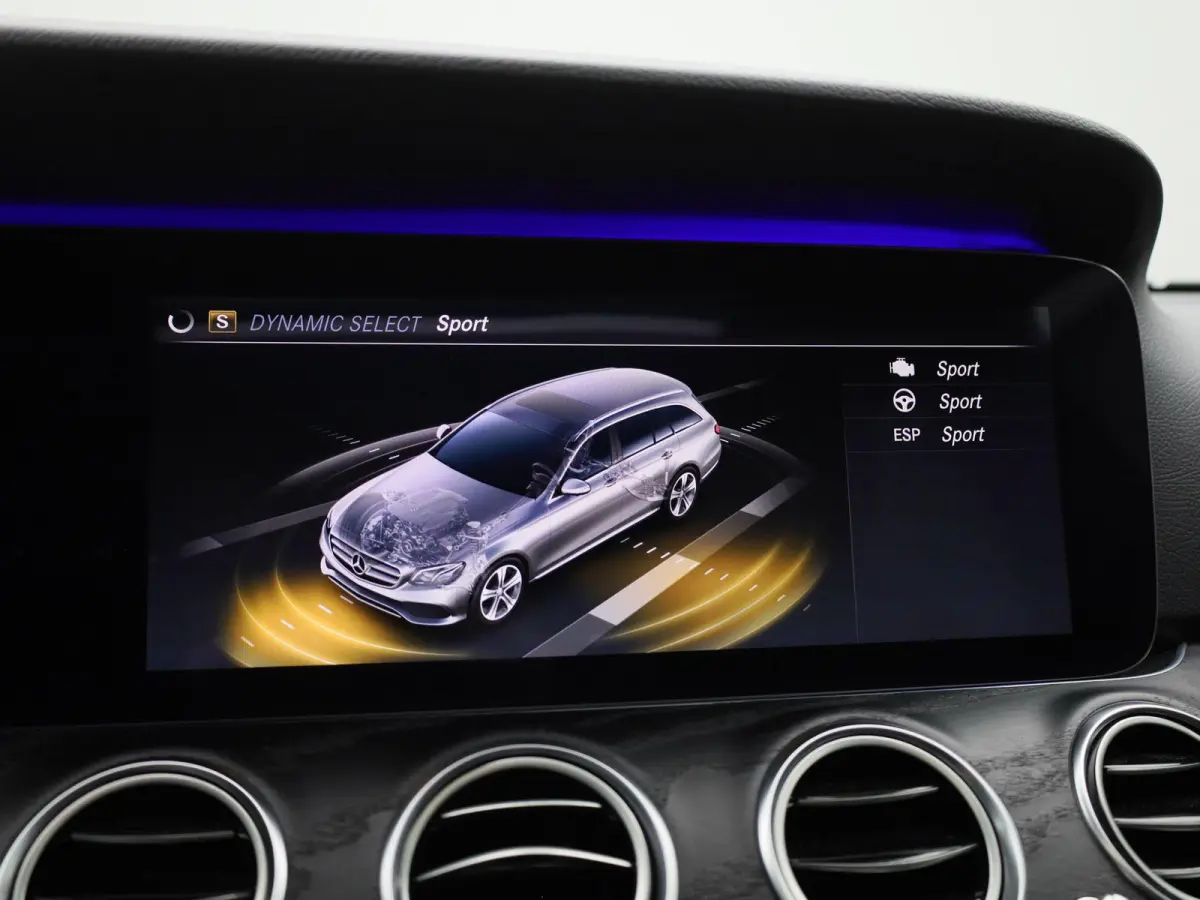 200 Business Solution Sport | Panoramadak | Apple Carplay / Android Auto | Sfeerverlichting | 360 Camera | Trekhaak | Parkeersensoren |